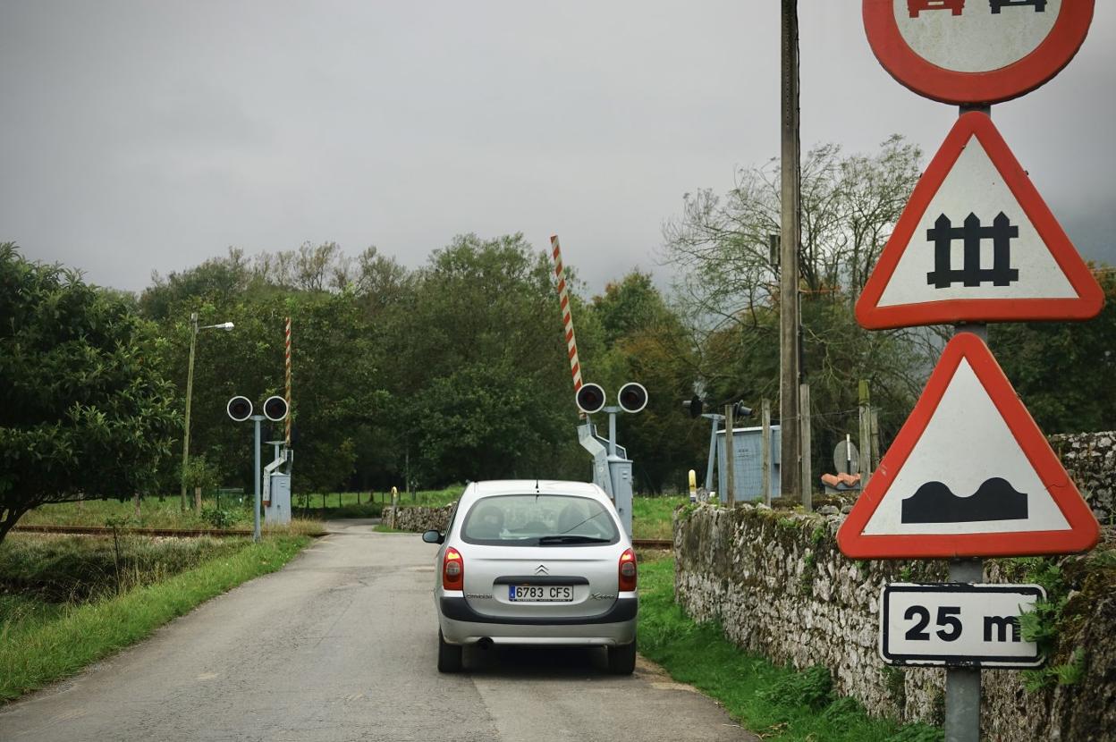 Uno de los pasos a nivel que se prevén suprimir en la zona de Quintana y Piedra, en Llanes. 