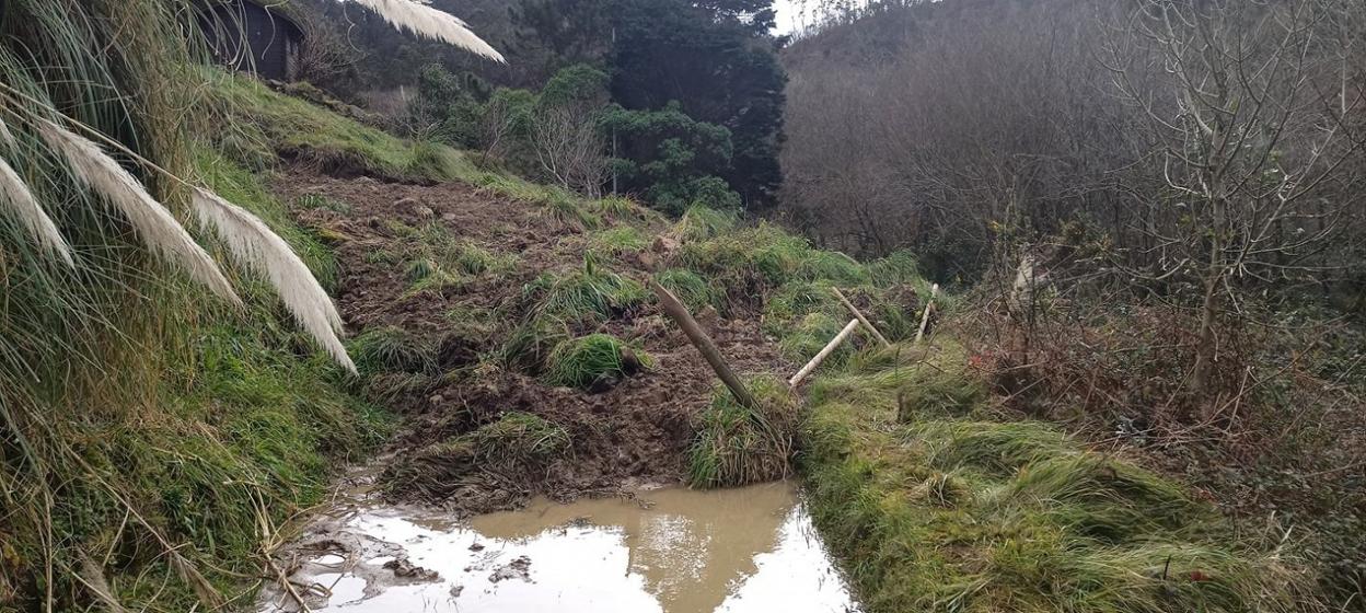 Un argayo corta el camino de la ruta de Los Molinos. 