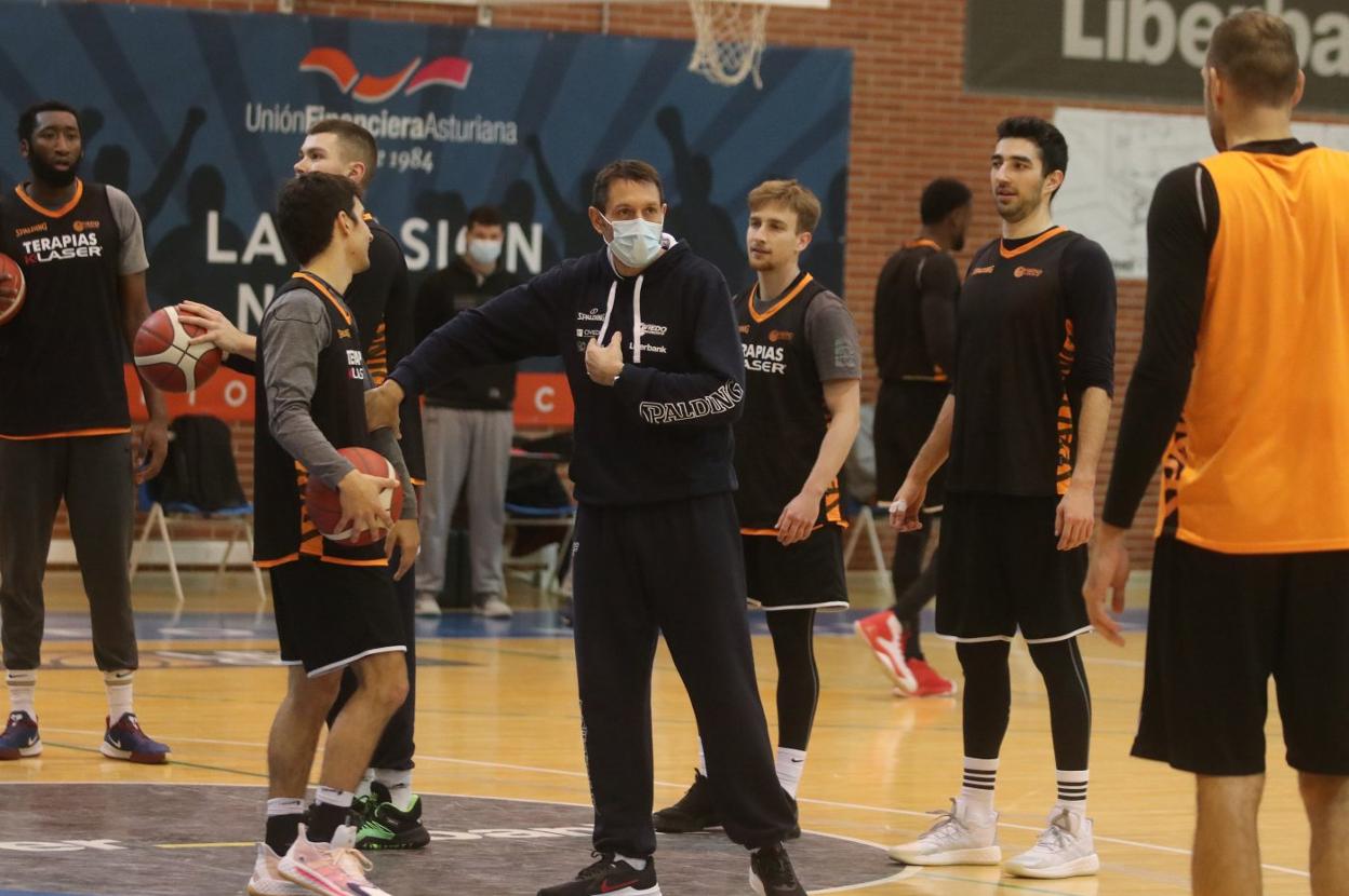 El técnico Natxo Lezkano da indicaciones a sus hombres durante una sesión. 