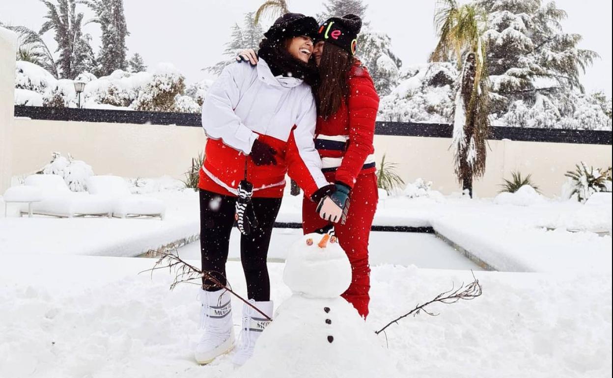 Paula Echevarría disfruta de la nieve con Daniella. 