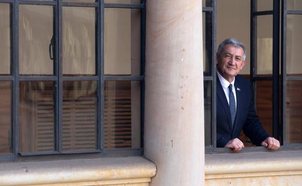 Santiago García Granda, asomado a una ventana del Edificio Histórico.