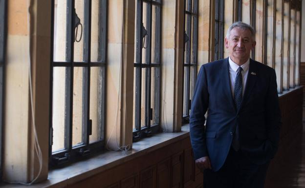 Santiago García Granda, en el edificio histórico de la Universidad.