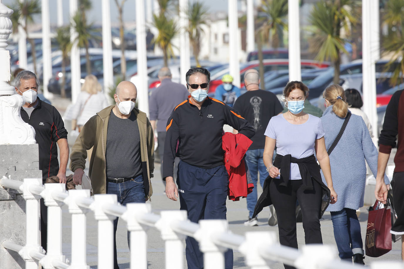 Las agradables temperaturas de este jueves y el sol permitieron que muchos gijoneses optasen por disfrutar de El Muro y de la playa en pleno mes de enero.