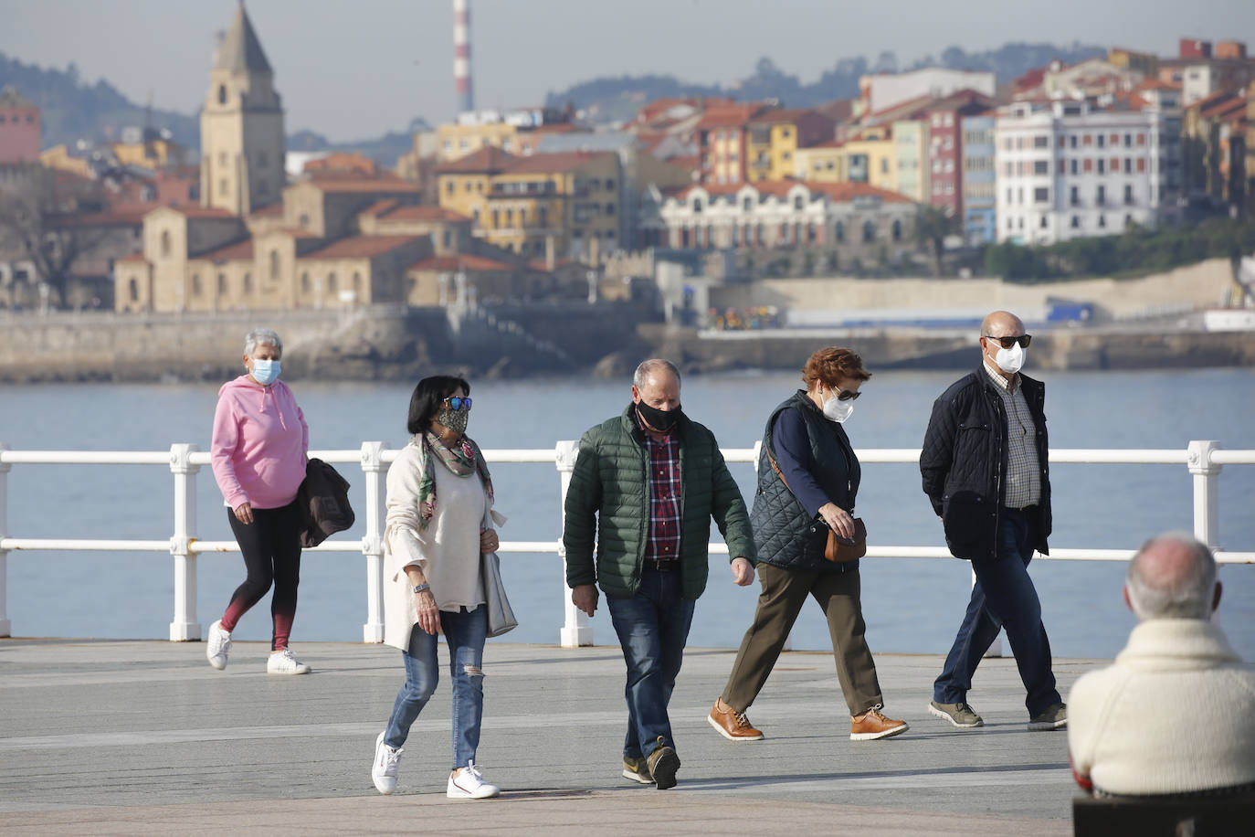 Las agradables temperaturas de este jueves y el sol permitieron que muchos gijoneses optasen por disfrutar de El Muro y de la playa en pleno mes de enero.