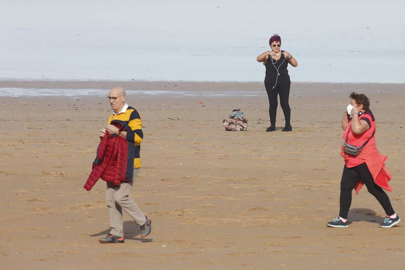 Las agradables temperaturas de este jueves y el sol permitieron que muchos gijoneses optasen por disfrutar de El Muro y de la playa en pleno mes de enero.