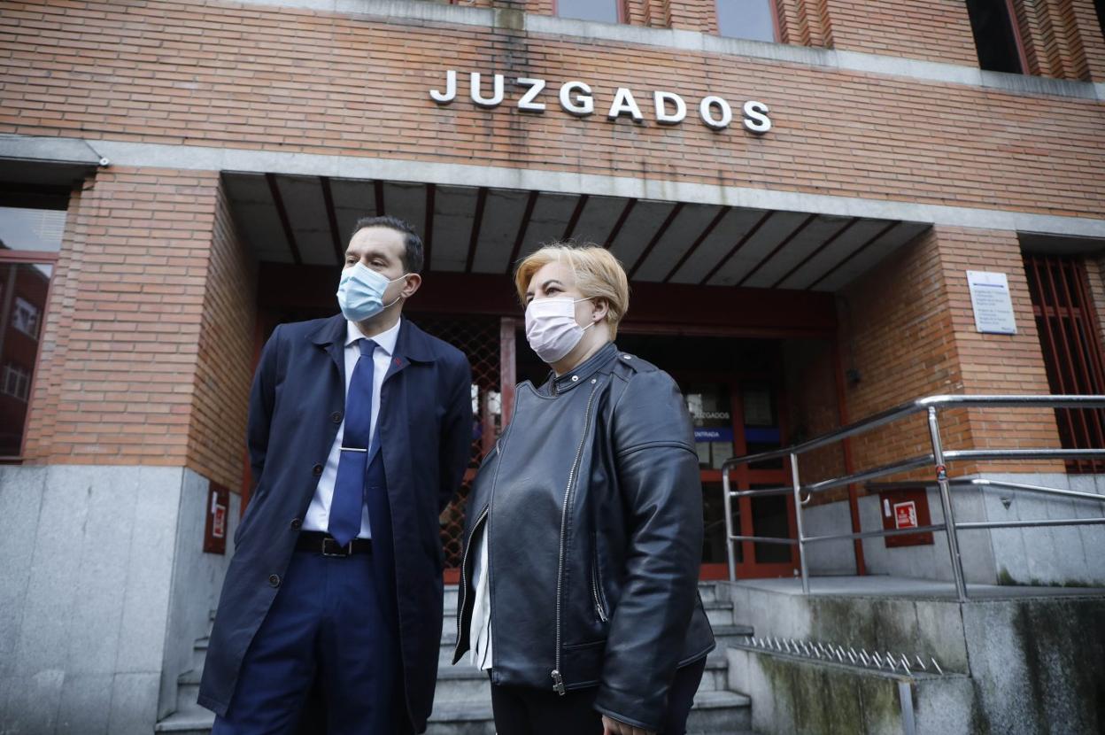 El abogado Iván de Santiago, con la alcaldesa de Riosa, Ana Díaz, en los juzgados de Mieres. 