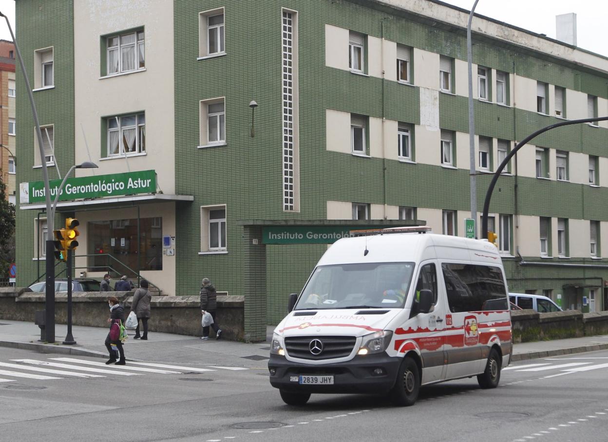 Traslado en ambulancia de un residente en un geriátrico de Gijón. 
