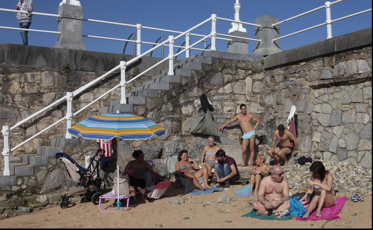 Vecinos de Gijón toman el sol en el Tostadero en pleno mes de febrero