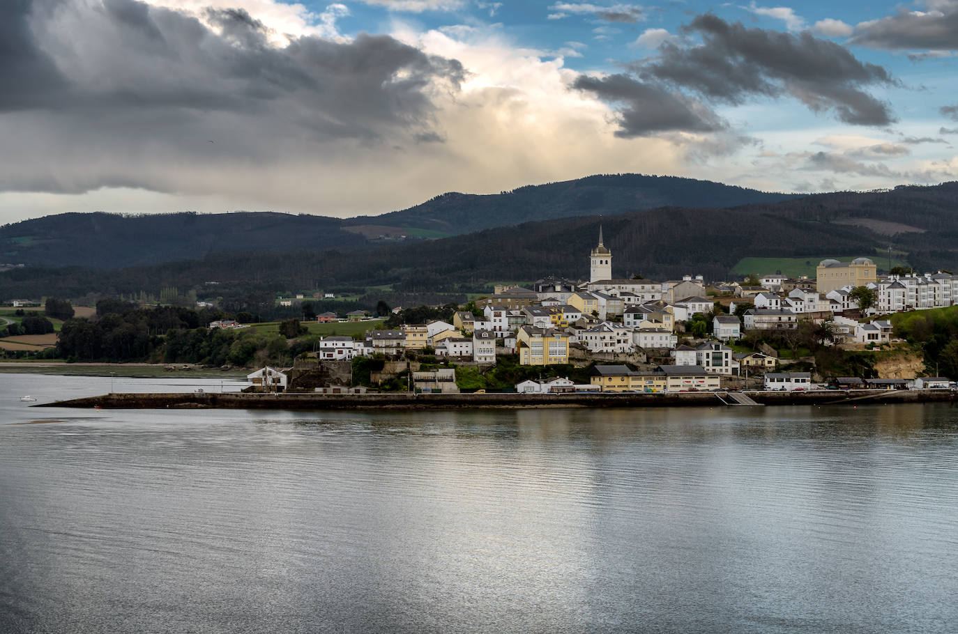 Castropol, Luarca, Taramundi, Cangas de Onís y San Esteban de Pravia son localidades asturianas adscritas a la Red de Pueblos Mágicos de España, de la que forman parte 86 lugares de toda España. Para acceder a dicha red de colaboración, se realiza un diagnóstico de diez áreas: calidad de vida, urbanismo, patrimonio, fiestas y tradiciones, gastronomía y productos locales, paisajes y naturaleza. En la imagen: Castropol. 