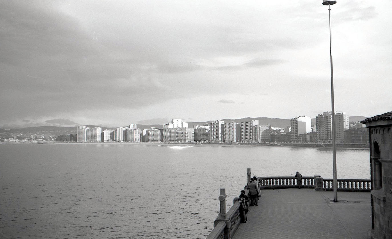 El Museo del Pueblo de Asturias suma una colección de instrumentos y utensilios de la Farmacia y Laboratorio «Castillo», que incluye antiguo material de publicidad y una colección de fotografías y películas de la vida gijonesa desde 1895 a 1972
