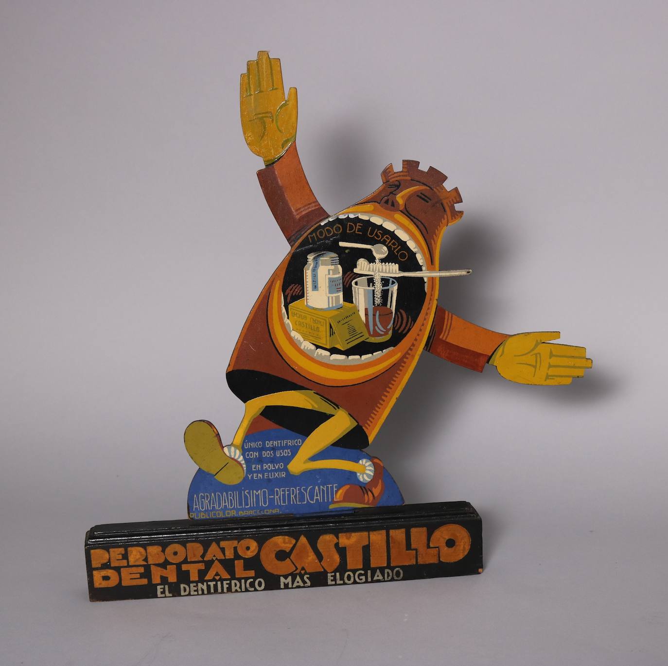 El Museo del Pueblo de Asturias suma una colección de instrumentos y utensilios de la Farmacia y Laboratorio «Castillo», que incluye antiguo material de publicidad y una colección de fotografías y películas de la vida gijonesa desde 1895 a 1972