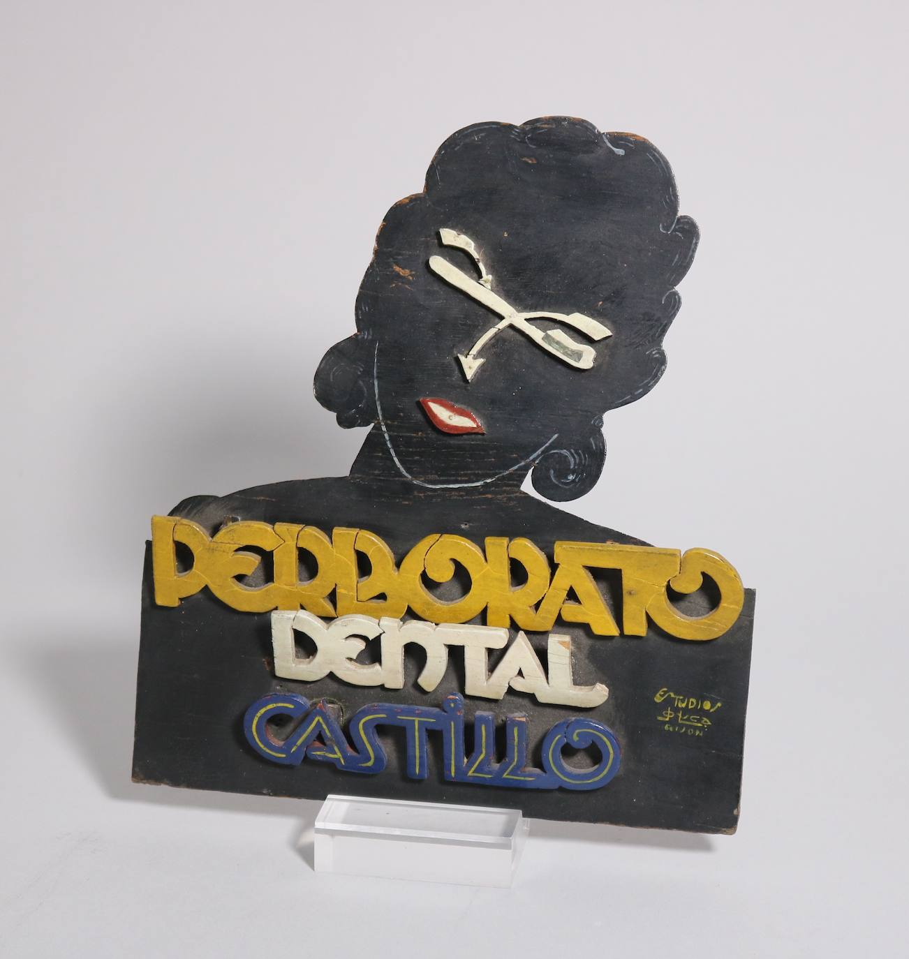 El Museo del Pueblo de Asturias suma una colección de instrumentos y utensilios de la Farmacia y Laboratorio «Castillo», que incluye antiguo material de publicidad y una colección de fotografías y películas de la vida gijonesa desde 1895 a 1972