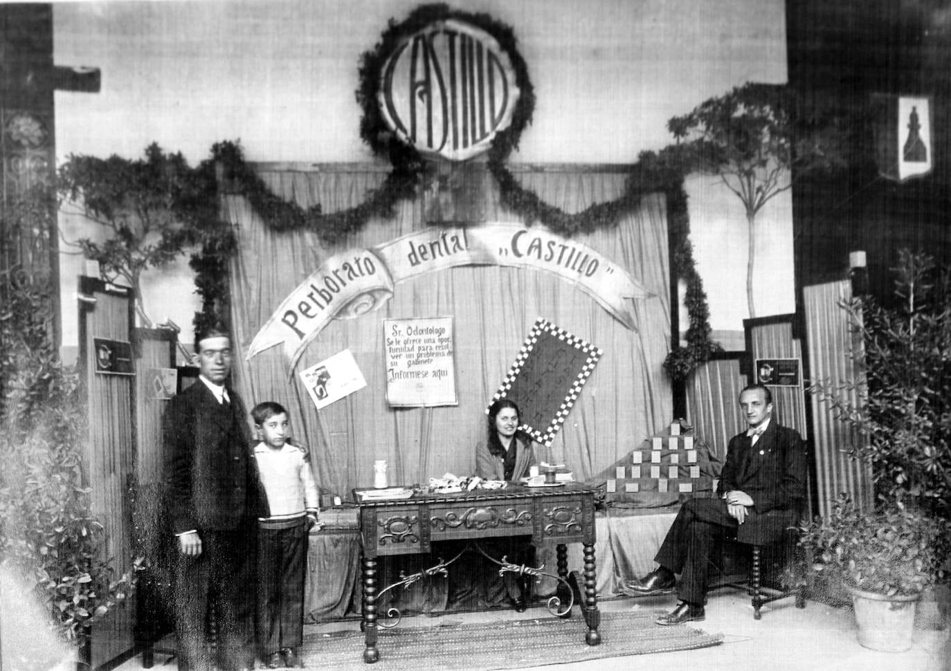 El Museo del Pueblo de Asturias suma una colección de instrumentos y utensilios de la Farmacia y Laboratorio «Castillo», que incluye antiguo material de publicidad y una colección de fotografías y películas de la vida gijonesa desde 1895 a 1972