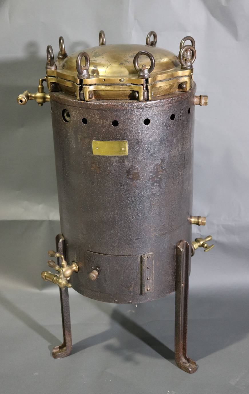 El Museo del Pueblo de Asturias suma una colección de instrumentos y utensilios de la Farmacia y Laboratorio «Castillo», que incluye antiguo material de publicidad y una colección de fotografías y películas de la vida gijonesa desde 1895 a 1972