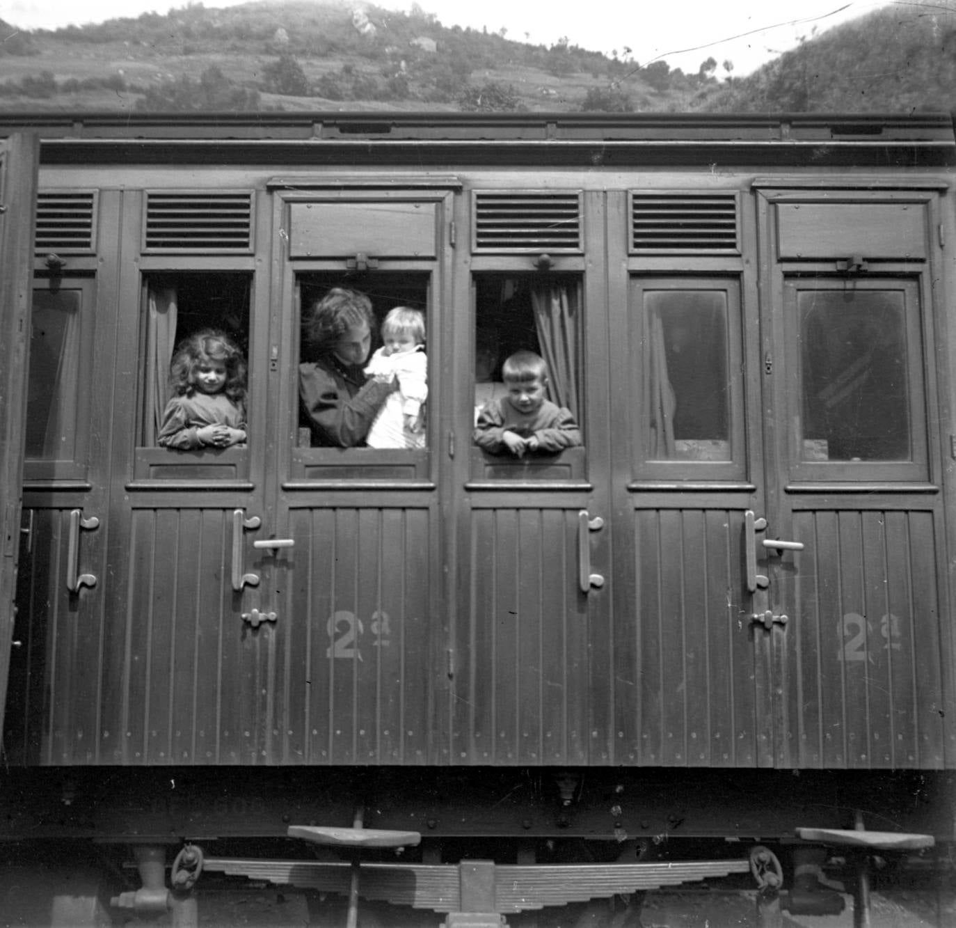 El Museo del Pueblo de Asturias suma una colección de instrumentos y utensilios de la Farmacia y Laboratorio «Castillo», que incluye antiguo material de publicidad y una colección de fotografías y películas de la vida gijonesa desde 1895 a 1972