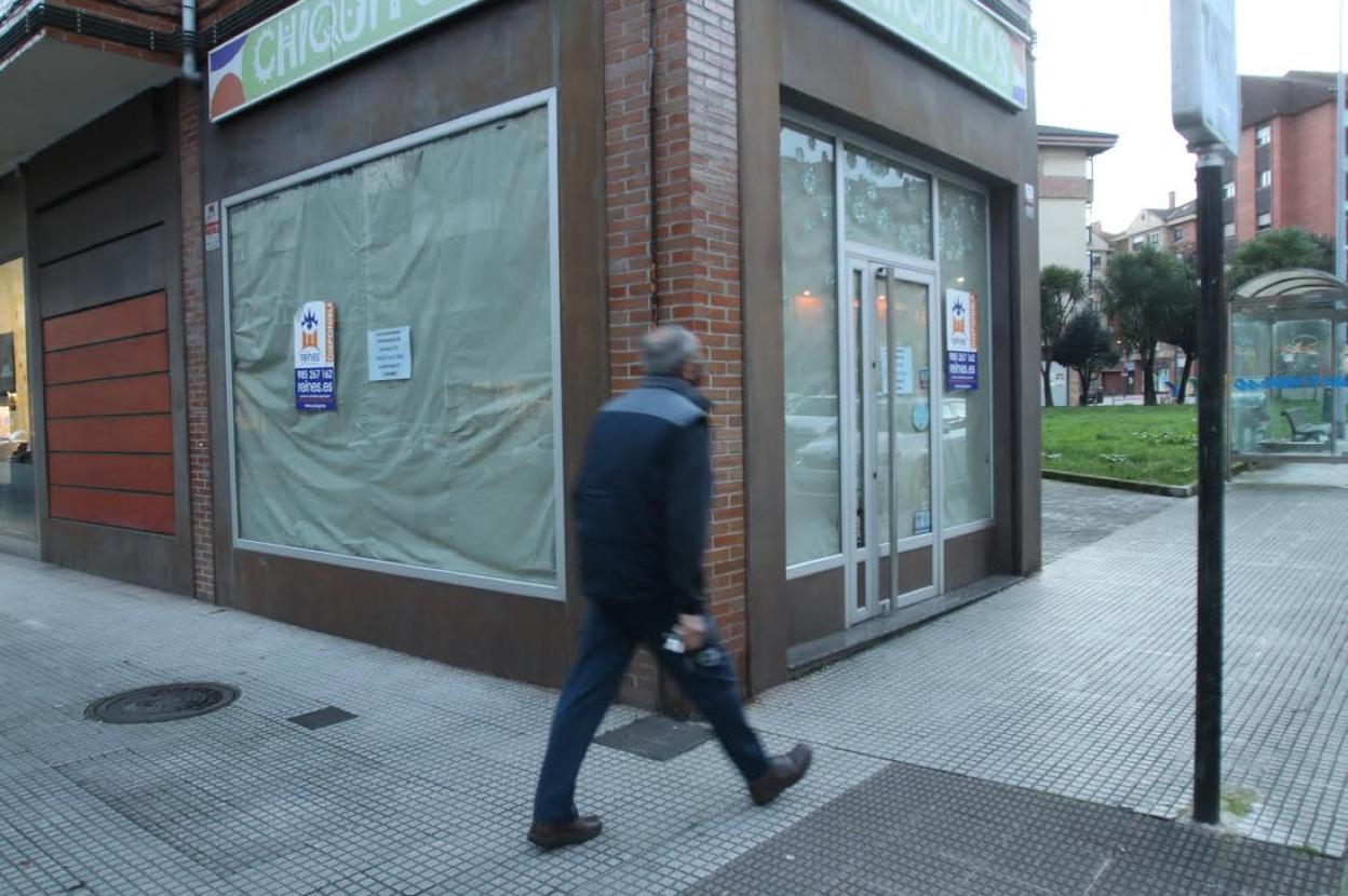 Uno de los numerosos locales comerciales cerrados en Lugones. 