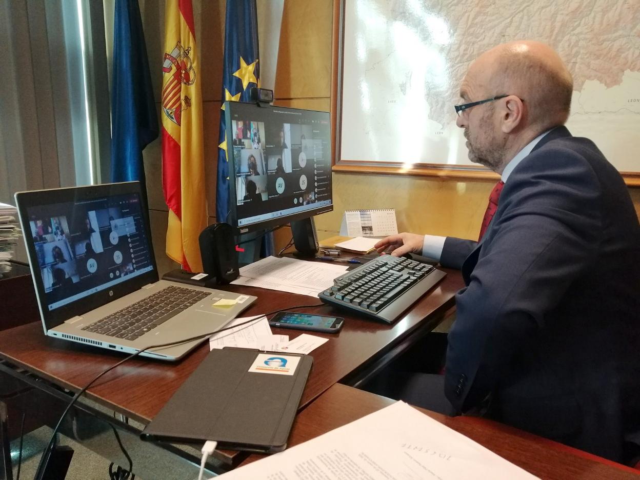 Juan Cofiño, ayer, durante la reunión con los grupos políticos. 