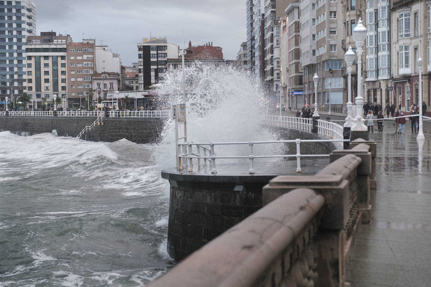 La borrasca 'Justine' se dejó notar en Asturias con rachas de viento de 100 km/h y por las olas de hasta 9 metros en la costa. Fueron muchos los curiosos que se acercaron a comprobar el estado de la mar, sobre todo en San Lorenzo y en la costa oriental.