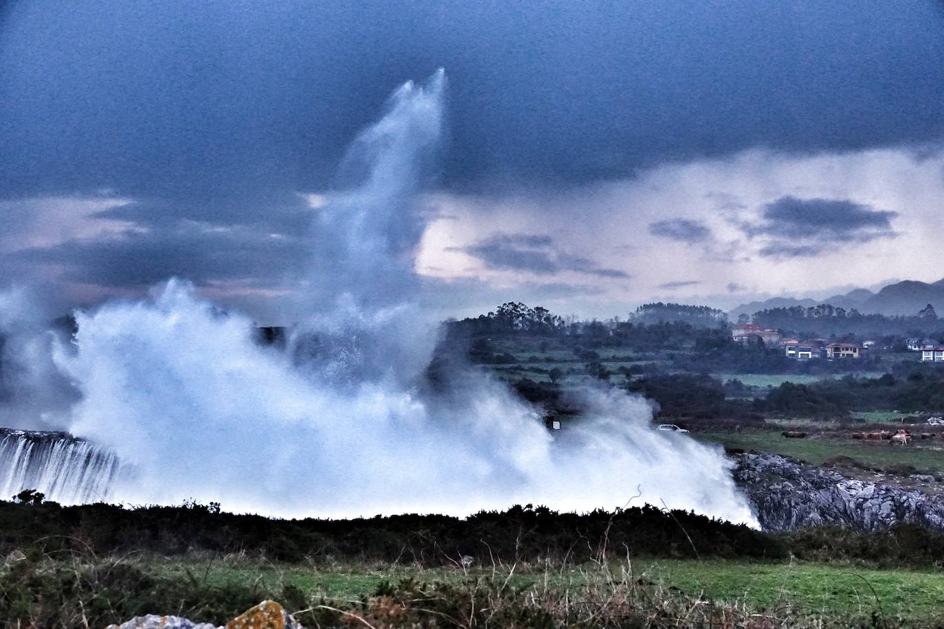 La borrasca 'Justine' se dejó notar en Asturias con rachas de viento de 100 km/h y por las olas de hasta 9 metros en la costa. Fueron muchos los curiosos que se acercaron a comprobar el estado de la mar, sobre todo en San Lorenzo y en la costa oriental.