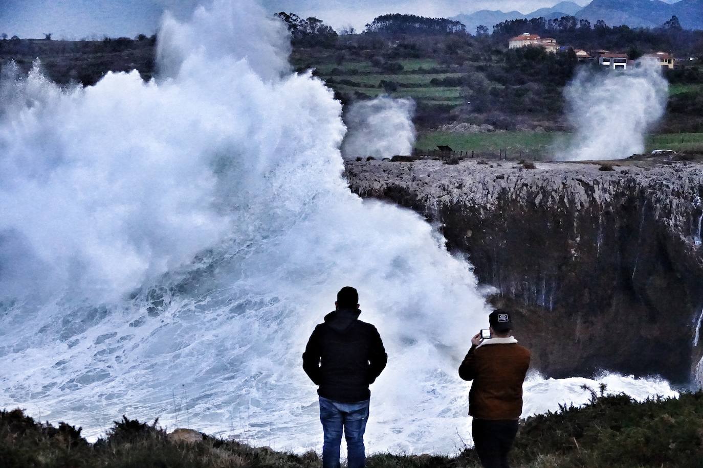 La borrasca 'Justine' se dejó notar en Asturias con rachas de viento de 100 km/h y por las olas de hasta 9 metros en la costa. Fueron muchos los curiosos que se acercaron a comprobar el estado de la mar, sobre todo en San Lorenzo y en la costa oriental.