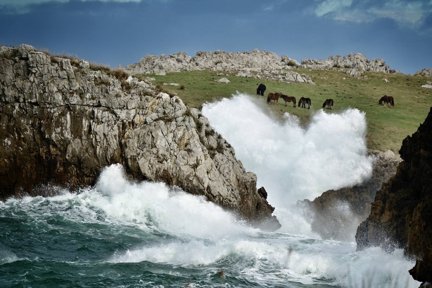 La borrasca 'Justine' se dejó notar en Asturias con rachas de viento de 100 km/h y por las olas de hasta 9 metros en la costa. Fueron muchos los curiosos que se acercaron a comprobar el estado de la mar, sobre todo en San Lorenzo y en la costa oriental.