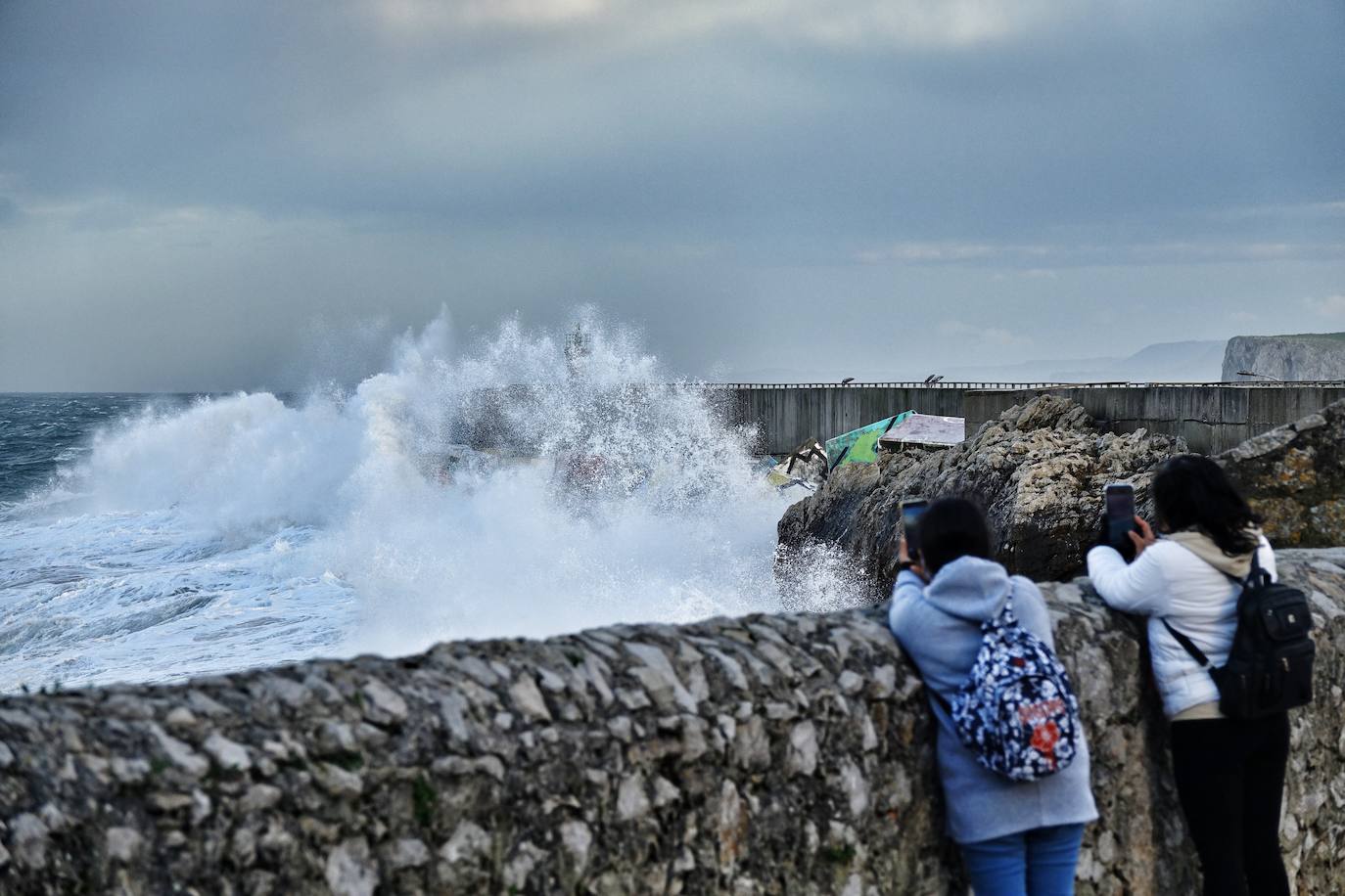 La borrasca 'Justine' se dejó notar en Asturias con rachas de viento de 100 km/h y por las olas de hasta 9 metros en la costa. Fueron muchos los curiosos que se acercaron a comprobar el estado de la mar, sobre todo en San Lorenzo y en la costa oriental.