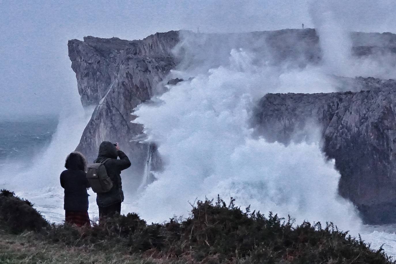 La borrasca 'Justine' se dejó notar en Asturias con rachas de viento de 100 km/h y por las olas de hasta 9 metros en la costa. Fueron muchos los curiosos que se acercaron a comprobar el estado de la mar, sobre todo en San Lorenzo y en la costa oriental.