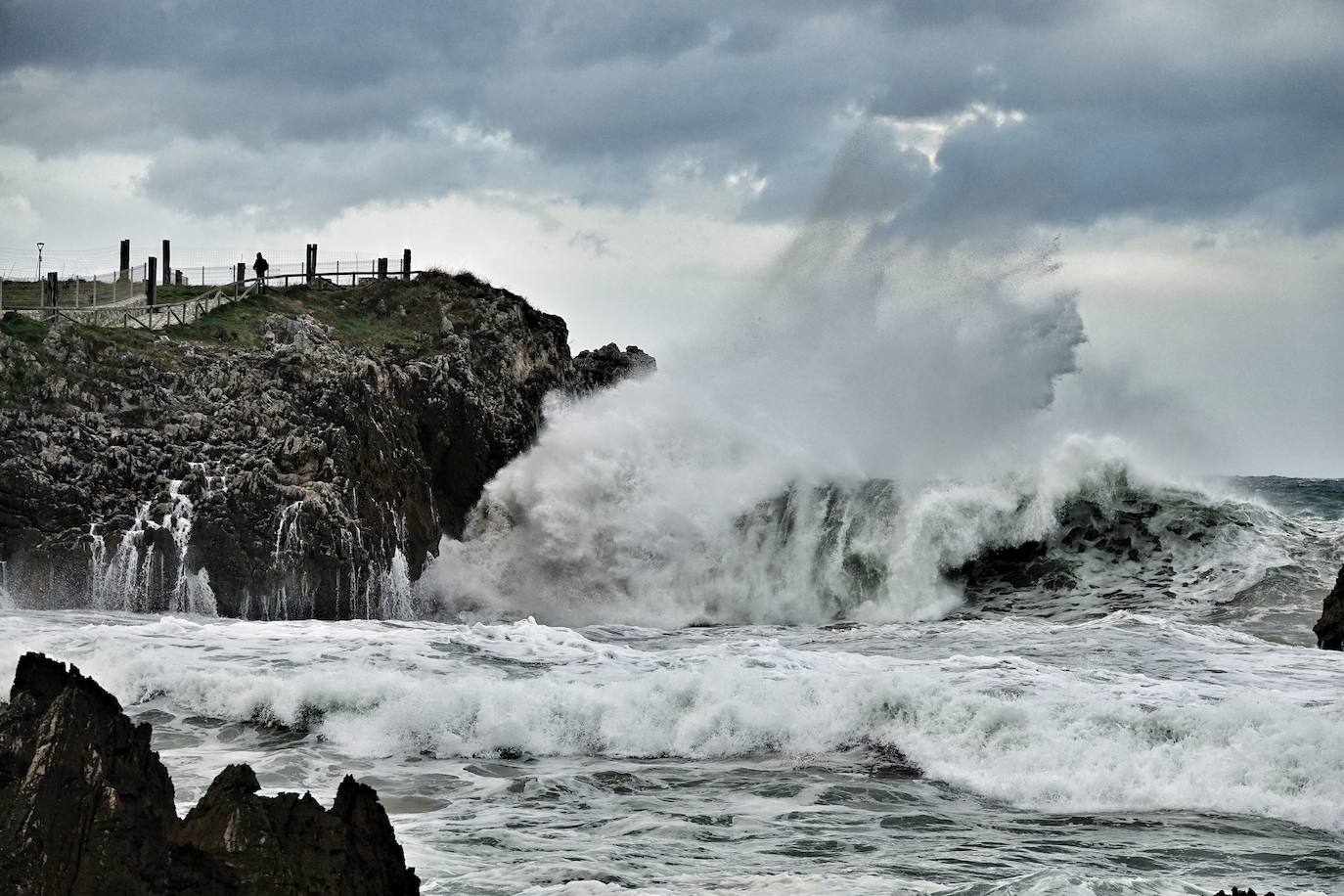 La borrasca 'Justine' se dejó notar en Asturias con rachas de viento de 100 km/h y por las olas de hasta 9 metros en la costa. Fueron muchos los curiosos que se acercaron a comprobar el estado de la mar, sobre todo en San Lorenzo y en la costa oriental.