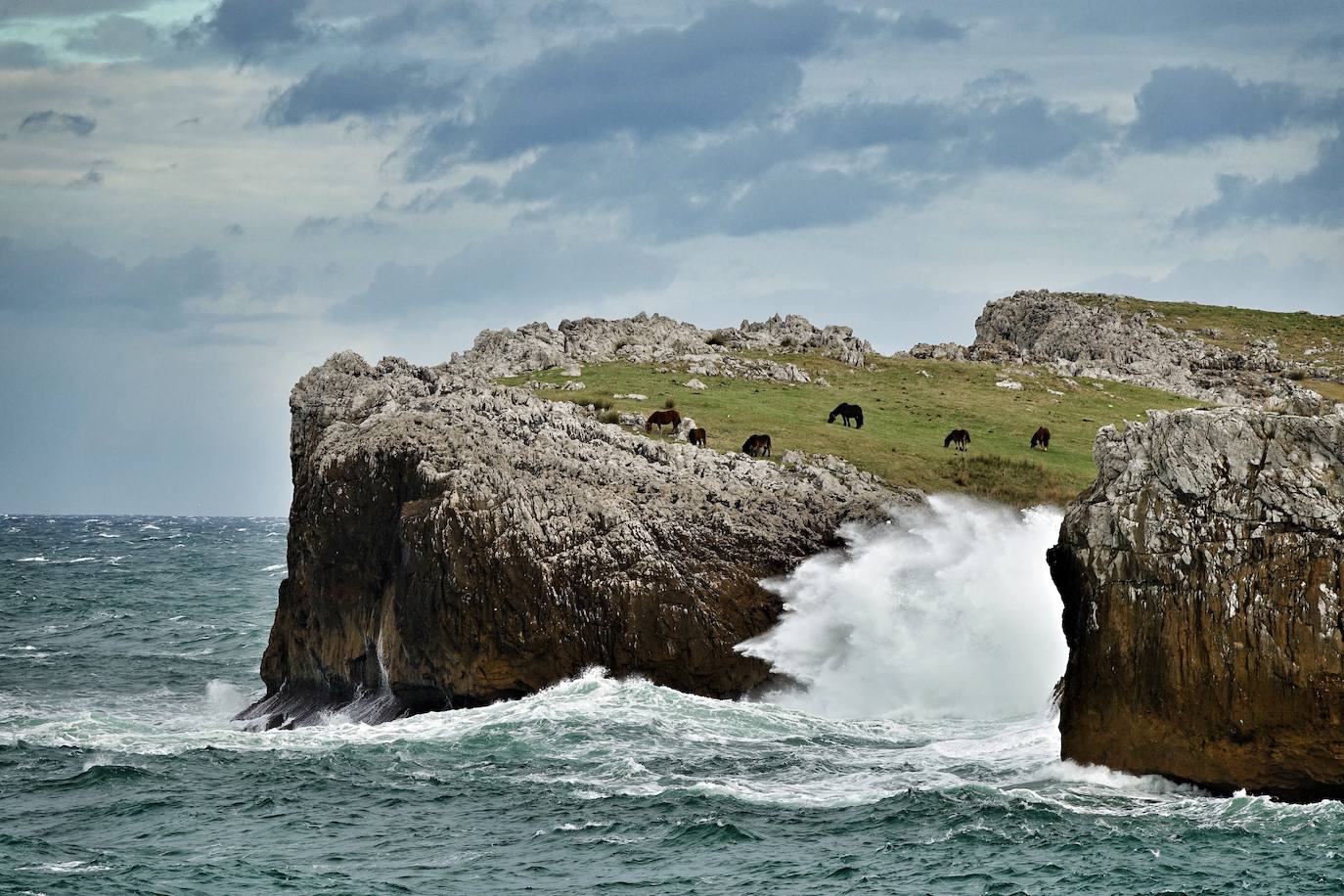 La borrasca 'Justine' se dejó notar en Asturias con rachas de viento de 100 km/h y por las olas de hasta 9 metros en la costa. Fueron muchos los curiosos que se acercaron a comprobar el estado de la mar, sobre todo en San Lorenzo y en la costa oriental.