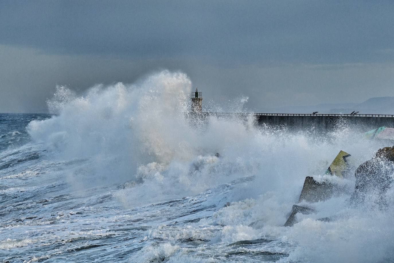 La borrasca 'Justine' se dejó notar en Asturias con rachas de viento de 100 km/h y por las olas de hasta 9 metros en la costa. Fueron muchos los curiosos que se acercaron a comprobar el estado de la mar, sobre todo en San Lorenzo y en la costa oriental.