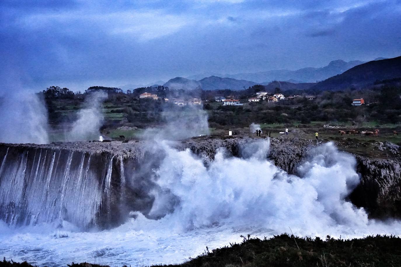 La borrasca 'Justine' se dejó notar en Asturias con rachas de viento de 100 km/h y por las olas de hasta 9 metros en la costa. Fueron muchos los curiosos que se acercaron a comprobar el estado de la mar, sobre todo en San Lorenzo y en la costa oriental.