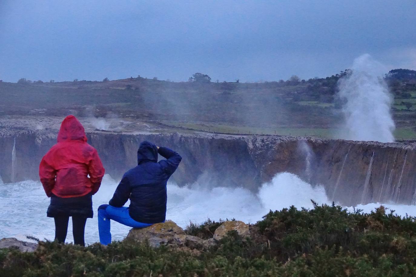 La borrasca 'Justine' se dejó notar en Asturias con rachas de viento de 100 km/h y por las olas de hasta 9 metros en la costa. Fueron muchos los curiosos que se acercaron a comprobar el estado de la mar, sobre todo en San Lorenzo y en la costa oriental.