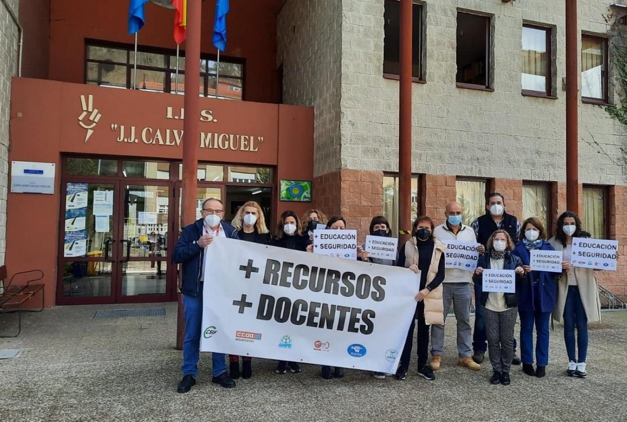 Los docentes, concentrados ante el instituto. 