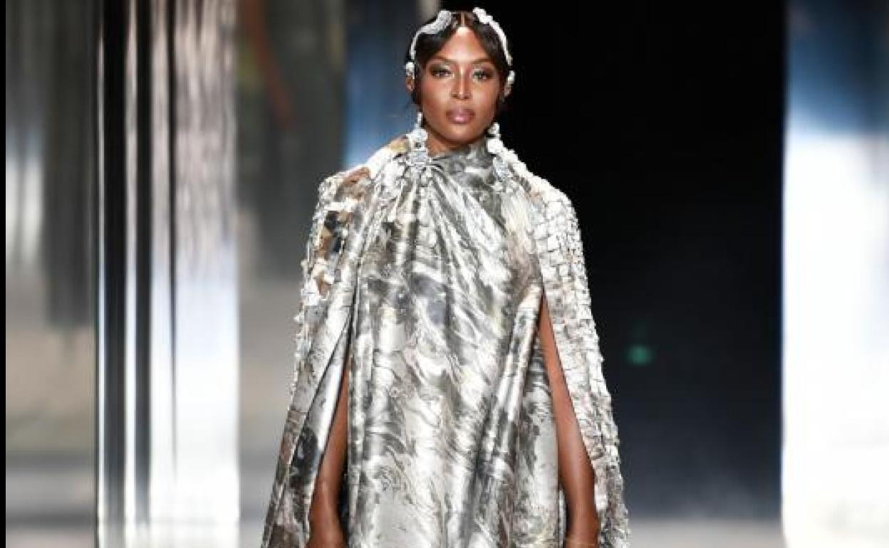 Naomi Campbell cerró el desfile de Fendi. 