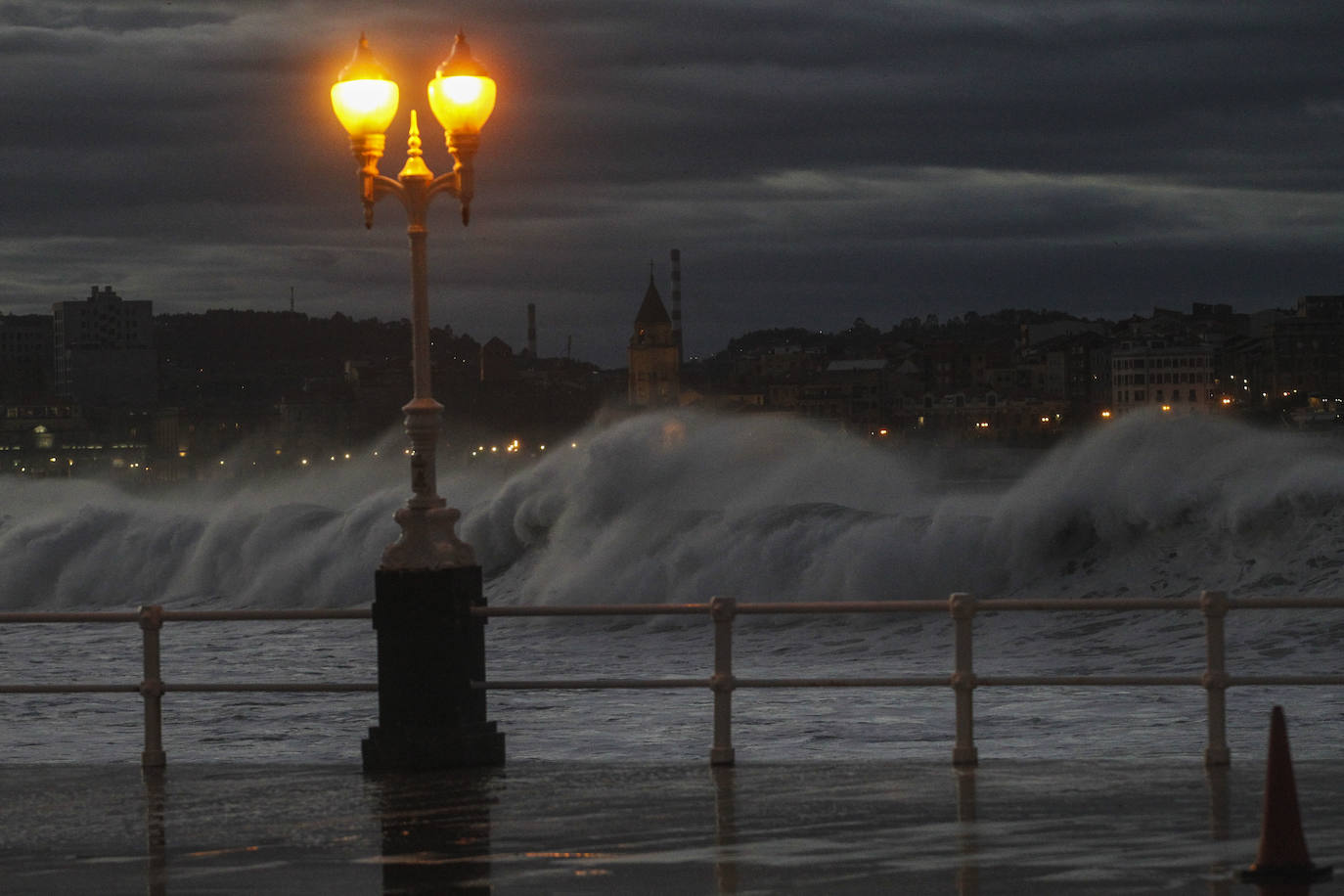 El oleaje que se ha dejado notar este lunes en la costa de Gijón ha dejado bellas estampas. 