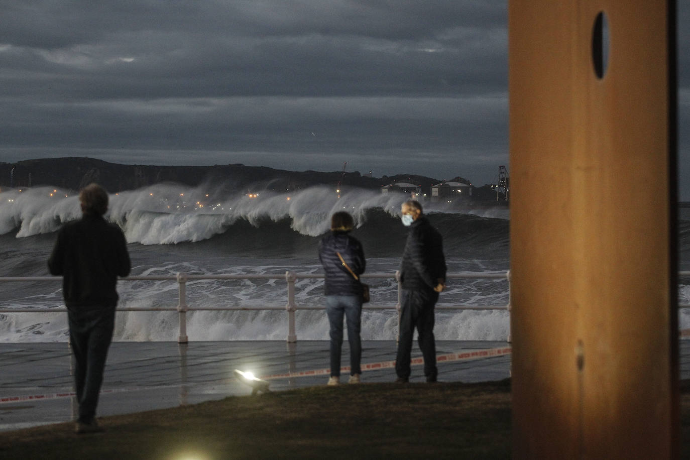 El oleaje que se ha dejado notar este lunes en la costa de Gijón ha dejado bellas estampas. 