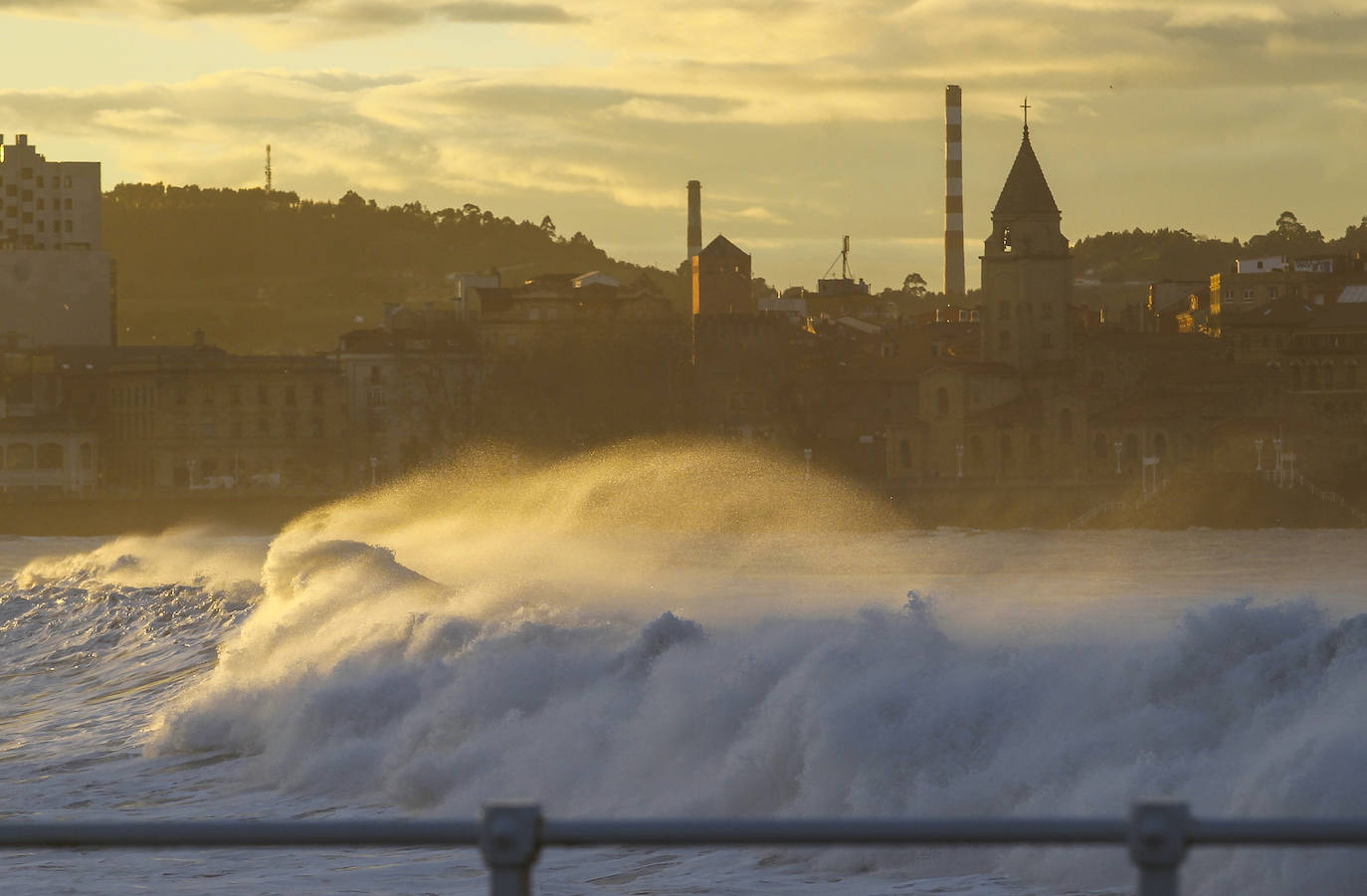 El oleaje que se ha dejado notar este lunes en la costa de Gijón ha dejado bellas estampas. 