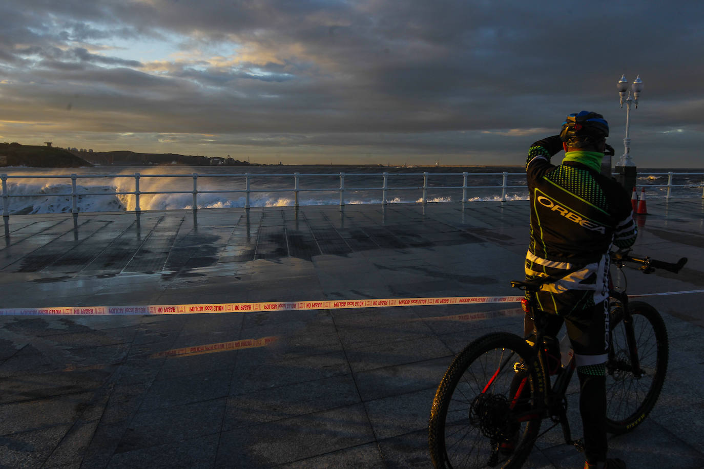 El oleaje que se ha dejado notar este lunes en la costa de Gijón ha dejado bellas estampas. 