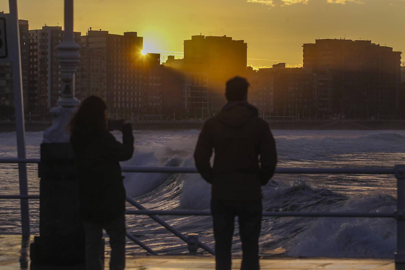 El oleaje que se ha dejado notar este lunes en la costa de Gijón ha dejado bellas estampas. 
