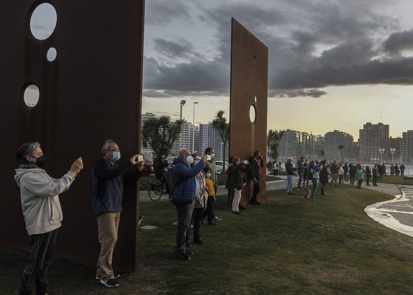 El oleaje que se ha dejado notar este lunes en la costa de Gijón ha dejado bellas estampas. 