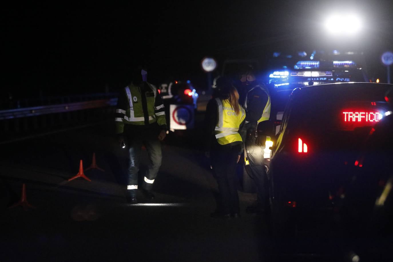 Un guardia civil ha muerto y dos de sus compañeros están heridos de en un accidente sucedido este lunes en la autovía Minera (AS-I), en sentido de Mieres. Según testigos presenciales el accidente fue provocado por el conductor de una furgoneta que arrolló a los agentes que se disponían a establecer un control.