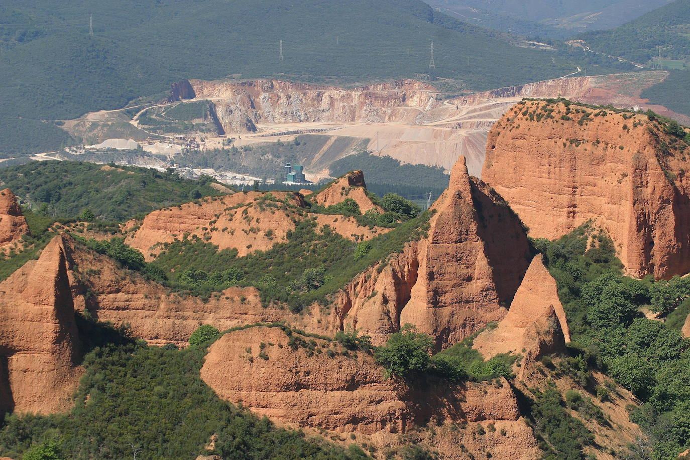 Vista del Parque Natural de Las Médulas dede el mirador de Orellán (Las Médulas, León).