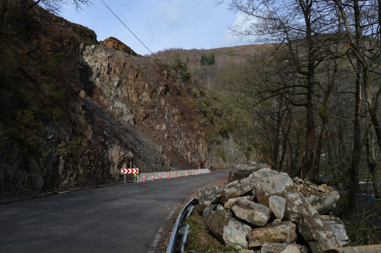 El último argayo en la carretera del Pozo de las Mujeres Muertas se produjo en Yema, donde continúan los trabajos en el talud. 