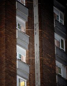 Imagen secundaria 2 - &#039;Justine&#039; deja «en riesgo de derrumbe» la fachada de un edificio frente a la estación de Alsa en Oviedo
