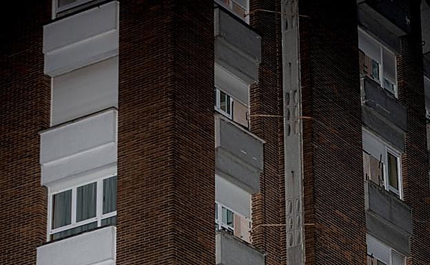 Imagen principal - &#039;Justine&#039; deja «en riesgo de derrumbe» la fachada de un edificio frente a la estación de Alsa en Oviedo