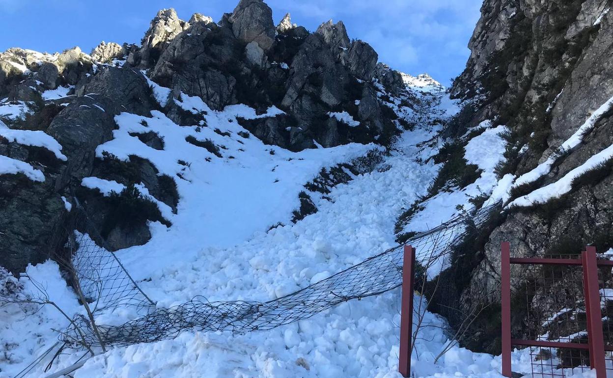 Un alud de nieve en la carretera de San Isidro 