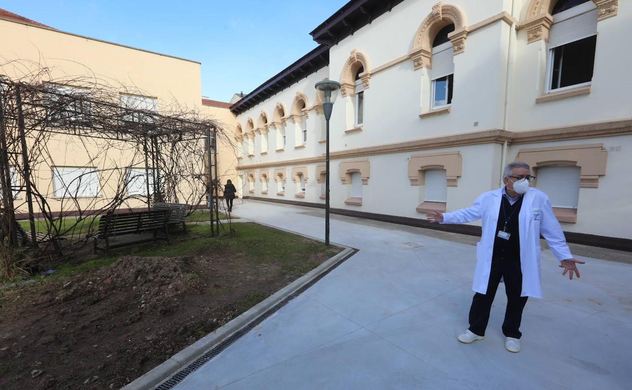 Luis Gago, gerente de la Fundación Hospital Avilés, delante de la nueva planta destinada a pacientes covid. 