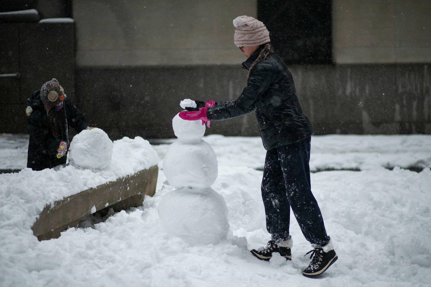 La primera gran nevada del año en Nueva York ha dejado imágenes impresionantes. Está incluso considerada como una de las más copiosas de la historia. Además, el cierre parcial del metro y la prohibición del tráfico de vehículos no esenciales provocó que muchos negocios tuviesen que cerrar ante la imposibilidad de que los empleados llegasen a los puestos de trabajo.