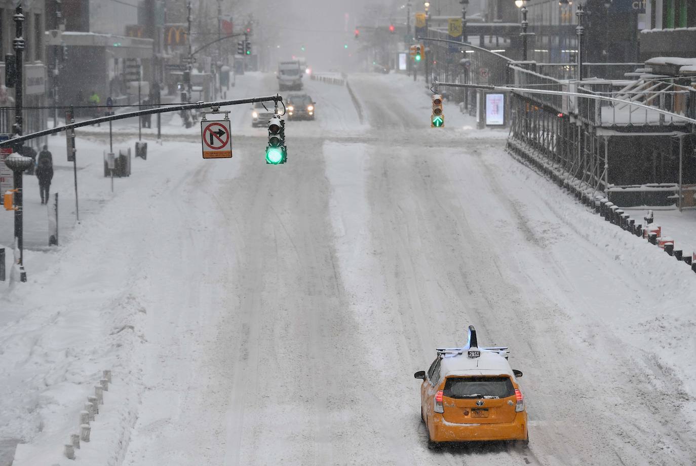 La primera gran nevada del año en Nueva York ha dejado imágenes impresionantes. Está incluso considerada como una de las más copiosas de la historia. Además, el cierre parcial del metro y la prohibición del tráfico de vehículos no esenciales provocó que muchos negocios tuviesen que cerrar ante la imposibilidad de que los empleados llegasen a los puestos de trabajo.