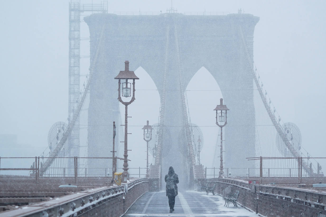 La primera gran nevada del año en Nueva York ha dejado imágenes impresionantes. Está incluso considerada como una de las más copiosas de la historia. Además, el cierre parcial del metro y la prohibición del tráfico de vehículos no esenciales provocó que muchos negocios tuviesen que cerrar ante la imposibilidad de que los empleados llegasen a los puestos de trabajo.